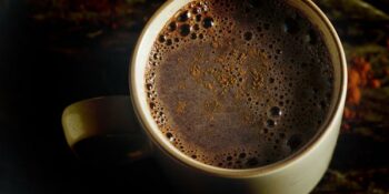 Chocolate quente com rum e canela