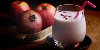 vitamina de romã e iogurte