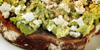bruschetta com guacamole e queijo boursin