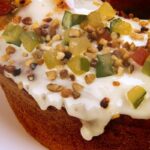 bolo de coco com frutas cristalizadas simples fofinho