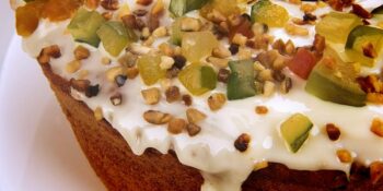 bolo de coco com frutas cristalizadas