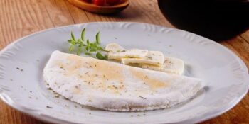 tapioca com queijo de ervas