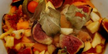 salada de maçã, phisalys e figo