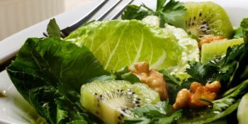 salada de alface, espinafre e kiwi