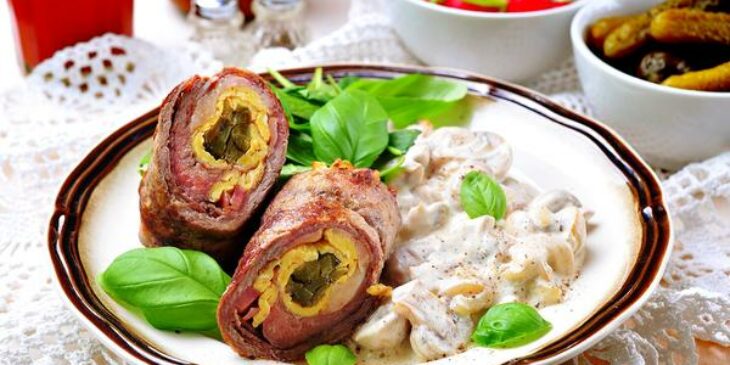 enroladinho de carne, queijo e pimentão tudo gostoso