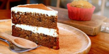 bolo de chocolate com nozes e creme