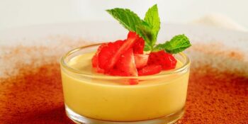 Pudim de maracujá com morango sem forno