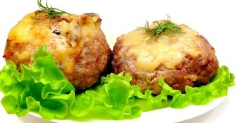almôndegas de porco gratinadas com queijo