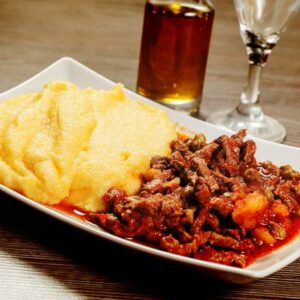 picadinho simples de carne e purê de batatas simples tudo gostoso