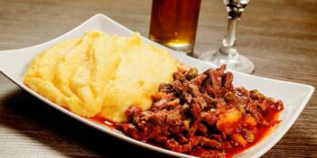 picadinho simples de carne e purê de batatas