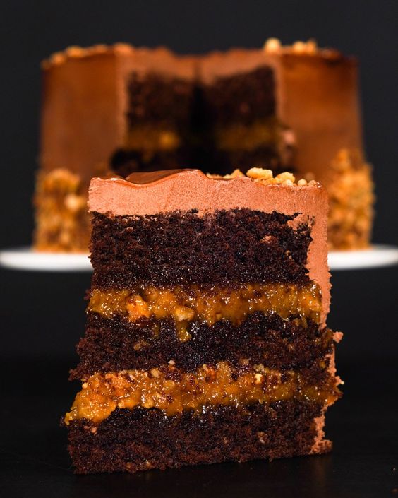 bolo de chocolate com nozes e creme simples fácil ráído fofinho