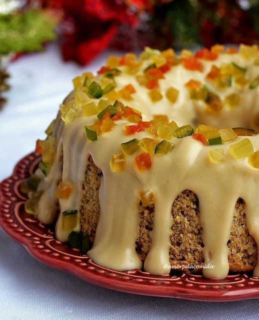 bolo de coco com frutas cristalizadas simples fácil