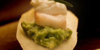 truta defumada com guacamole