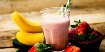 vitamina de morango e creme de leite