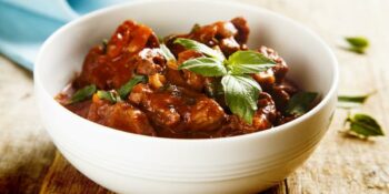 carne ensopada com molho de tomate