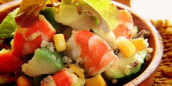 salada de camarão, quinoa e abacate