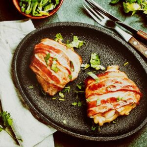 Receita de sobrecoxas assadas com bacon suculentas