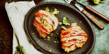 sobrecoxas assadas com bacon