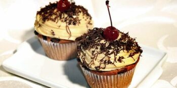 mini bolo com gotas de chocolate e cobertura de brigadeiro branco