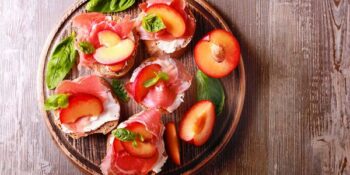 bruschetta com presunto de parma e nectarina