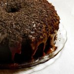 Bolo de chocolate com cobertura de brigadeiro fofinho e macio