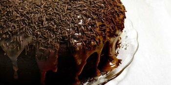 Bolo de chocolate com cobertura de brigadeiro
