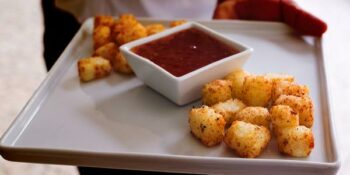 dadinho de tapioca com molho apimentado