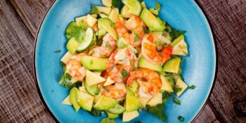 salada com abobrinha e camarão