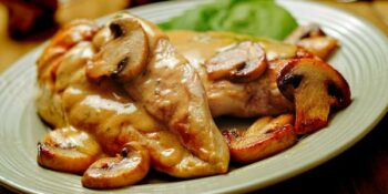 peito grelhado com cogumelos e creme de leite
