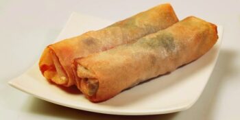 rolinho primavera com frango, espinafre e broto de feijão