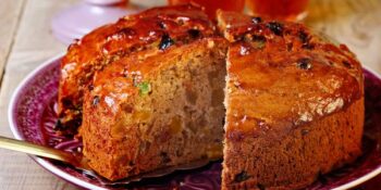 Bolo de farinha integral com frutas secas