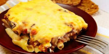 macarrão gratinado com cogumelos e tomates