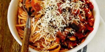 macarrão com molho de tomate e berinjela