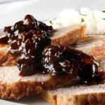 Pernil de porco ensopado com molho de ameixa