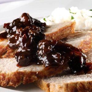 Pernil de porco ensopado com molho de ameixa