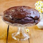 Bolo de chocolate com cobertura de ganache de chocolate rápido e fácil