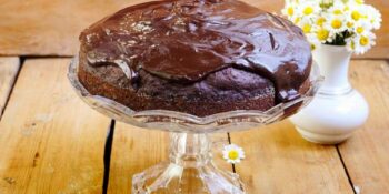 bolo de chocolate com cobertura de ganache de chocolate