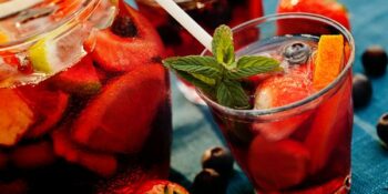 sangria com morango e pêssego