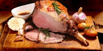Pernil de cordeiro ao molho de laranja e vinho