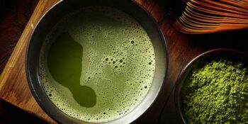 chá verde com cardamomo