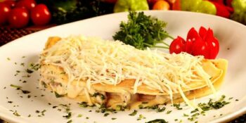 panqueca com frango e cogumelos