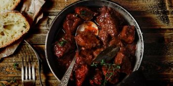 carne ensopada com vinho e pimenta
