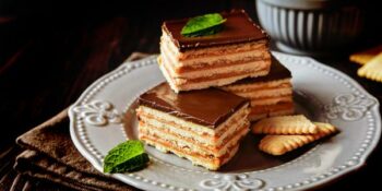 pavê rápido de doce de leite com cobertura de chocolate