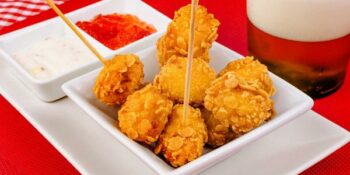 espetinho de nuggets de frango e cereal