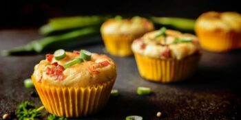 tortinha salgada de bacon e queijo provolone