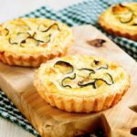 Mini quiche com queijo provolone: receita prática e fácil, com crosta crocante