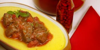 polenta com carne ao molho picante