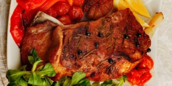 pernil de cordeiro com tomate cereja e pimentão