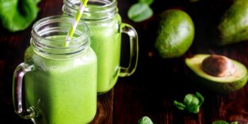 suco detox de abacate, espinafre e gengibre