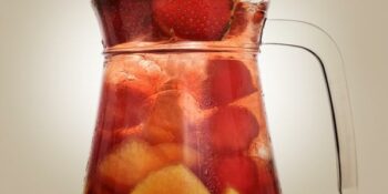 água fresca com morangos e maçã